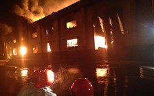 [VIDEO] Cháy khủng khiếp xưởng sơn