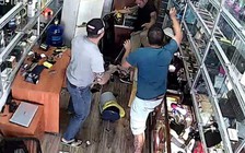 [VIDEO] Chủ cửa hàng điện thoại bị đánh dã man