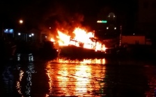 Cháy tàu cá lúc rạng sáng trên sông Cà Ty