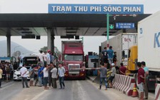 Tài xế dùng tiền lẻ mệnh giá 200 đồng mua vé qua trạm, BOT Sông Phan ùn ứ