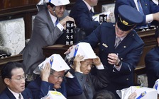 Nghị sĩ Nhật thử mũ bảo hiểm độc đáo dự phòng động đất
