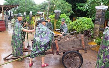 Hội An sau lũ ngổn ngang, lính trẻ ra tay dọn dẹp