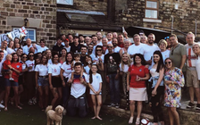 Hậu vệ đội tuyển Anh được người thân chào đón sau vườn nhà