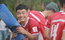 Đức Chinh liên tục trêu Công Phượng trên sân tập