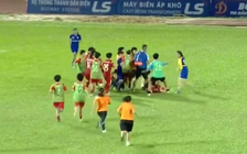 Sốc: Màn loạn đả của các cầu thủ nữ TP.HCM và Than Khoáng Sản