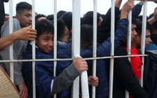 Xếp hàng rồng rắn mua vé trận Việt Nam - Malaysia