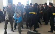 SỐC: Phá cửa VFF, chống Cảnh sát Cơ động để lùng vé AFF Cup