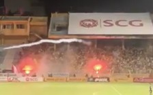 Cận cảnh pháo sáng bay như hỏa tiễn giữa hai khán đài Hàng Đẫy