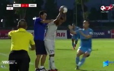 Sốc! HLV Hứa Hiền Vinh bóp cổ cầu thủ An Giang