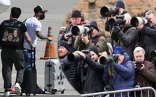 Từ hơn trăm mét, Paparazzi vất vả “săn” Messi về quê đón Giáng sinh