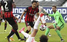 Frankfurt 2-1 Bayern Munich: Lewandowski ghi bàn, nhà vô địch vẫn bại trận