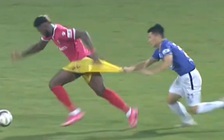 Xem Đình Trọng kéo quần Chevaunghn Walsh nhưng ngoại binh lại nhận thẻ vàng