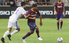 Highlights Barcelona Legends 2-3 Real Madrid Legends: Ronaldinho ghi bàn ngày trở lại