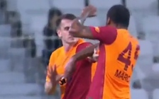 Cầu thủ đánh đồng đội ngay trên sân đối diện với án treo giò 10 trận