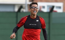 Firmino đeo kính rất "ngầu" trên sâp tập Liverpool