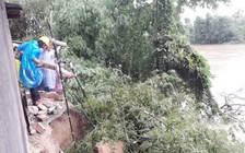 Nhặt dép rơi xuống kênh, một học sinh bị lũ cuốn trôi