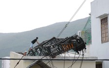 Cần cẩu đổ sập lên nhà dân