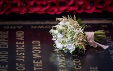 Sau đám cưới hoàng gia Anh, bó hoa cưới của cô dâu được đặt ở đâu?