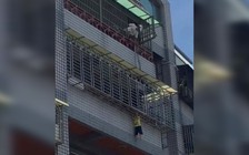 Thót tim cứu bé 4 tuổi treo lơ lửng trên ban công lầu 5 ở Đài Loan