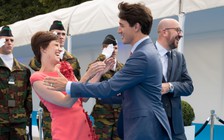 Thủ tướng Trudeau 'lơ' thủ tướng Bỉ để ôm hôn ‘vợ người ta’