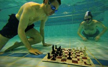 Vừa nhịn thở vừa chơi cờ vua