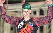 Teen Úc vô địch giải đua thiết bị bay điều khiển từ xa đầu tiên trên thế giới