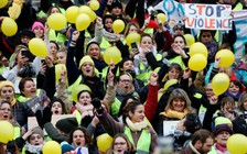 Phụ nữ ‘Áo phản quang vàng’ đối mặt cảnh sát Pháp ở quảng trường Bastille