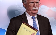 Ẩn ý gì trong ghi chú của cố vấn an ninh cho Tổng thống Trump?