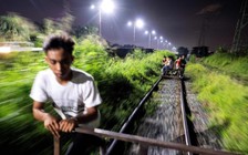 'Xe lửa' chạy bằng sức người giải quyết nạn kẹt xe ở Manila