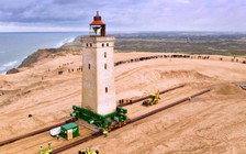 'Thần đèn' Đan Mạch dời hải đăng cao 25 mét tránh biển xói mòn