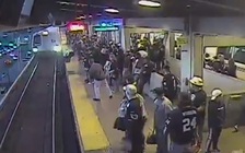 Thoát chết ngay trước mũi tàu điện ngầm