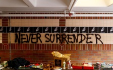 Tuyệt vọng, nhiều người biểu tình tự nộp mình tại đại học Hồng Kông