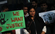 Nạn nhân cưỡng hiếp trên đường đến tòa bị thiêu sống để trả thù