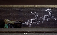 'Tuần lộc bay' của Banksy kéo theo giấc mơ đêm Giáng Sinh của người vô gia cư