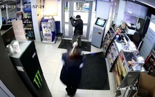 Nữ nhân viên trạm xăng đuổi cướp bằng.. cây lau nhà