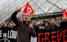 Bảo tàng Louvre bị người biểu tình chặn lối, du khách tức giận