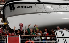 Campuchia chưa tin tưởng kết quả dương tính virus corona của nữ khách từ du thuyền bị 'hắt hủi'