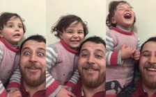 Ông bố biến tiếng đạn pháo gầm vang thành trò chơi cho con gái đỡ sợ