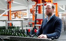 Quá tiện lợi: nhà máy rượu chuyển sang làm nước sát khuẩn tay trong đại dịch Covid-19