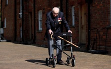 Làm thế nào ông cụ 99 tuổi kiếm được 15 triệu USD ủng hộ chống dịch Covid-19?