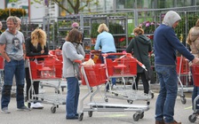 Người Đức đi mua sắm sau 1 tháng ở nhà chống dịch Covid-19, bà Merkel nhắc cảnh giác