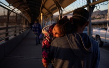 Tổng thống Trump ký sắc lệnh tạm ngừng chương trình nhập cư