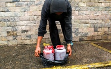 Thiếu thốn lại thêm dịch Covid-19, người nghèo Venezuela ăn huyết bò để có chất đạm