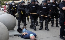 Đẩy ngã cụ ông, 2 cảnh sát Mỹ bị truy tố tội tấn công gây thương tích