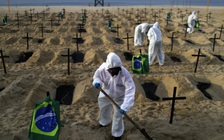 Ấn tượng 100 'mộ Covid-19' trên bãi biển nổi tiếng của Brazil