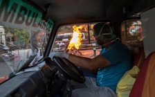 Tâm sự buồn của tài xế taxi mất việc vì Covid-19, chuyển sang lái xe cứu thương