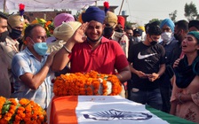 Tổ chức tang lễ cho binh sĩ thiệt mạng ở biên giới, người dân Ấn Độ đòi tẩy chay hàng Trung Quốc