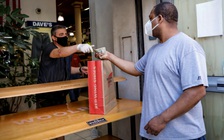 Nước Mỹ nhìn virus corona mà phục hồi kinh tế