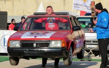 Lực sĩ Nga thi tài 'khỏe hơn máy móc'