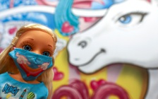 Đại dịch Covid-19 'ám ảnh' cả búp bê quà Giáng sinh